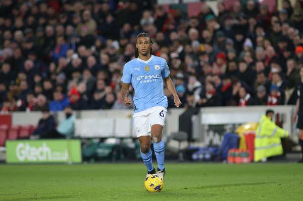 巴萨米兰争夺曼城万金油 阿克冬窗争夺战陷价格拉锯